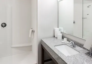 מלון Courtyard By Marriott Richmond Downtown