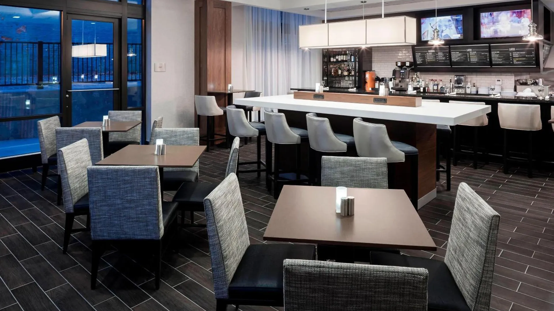 מלון Courtyard By Marriott Richmond Downtown