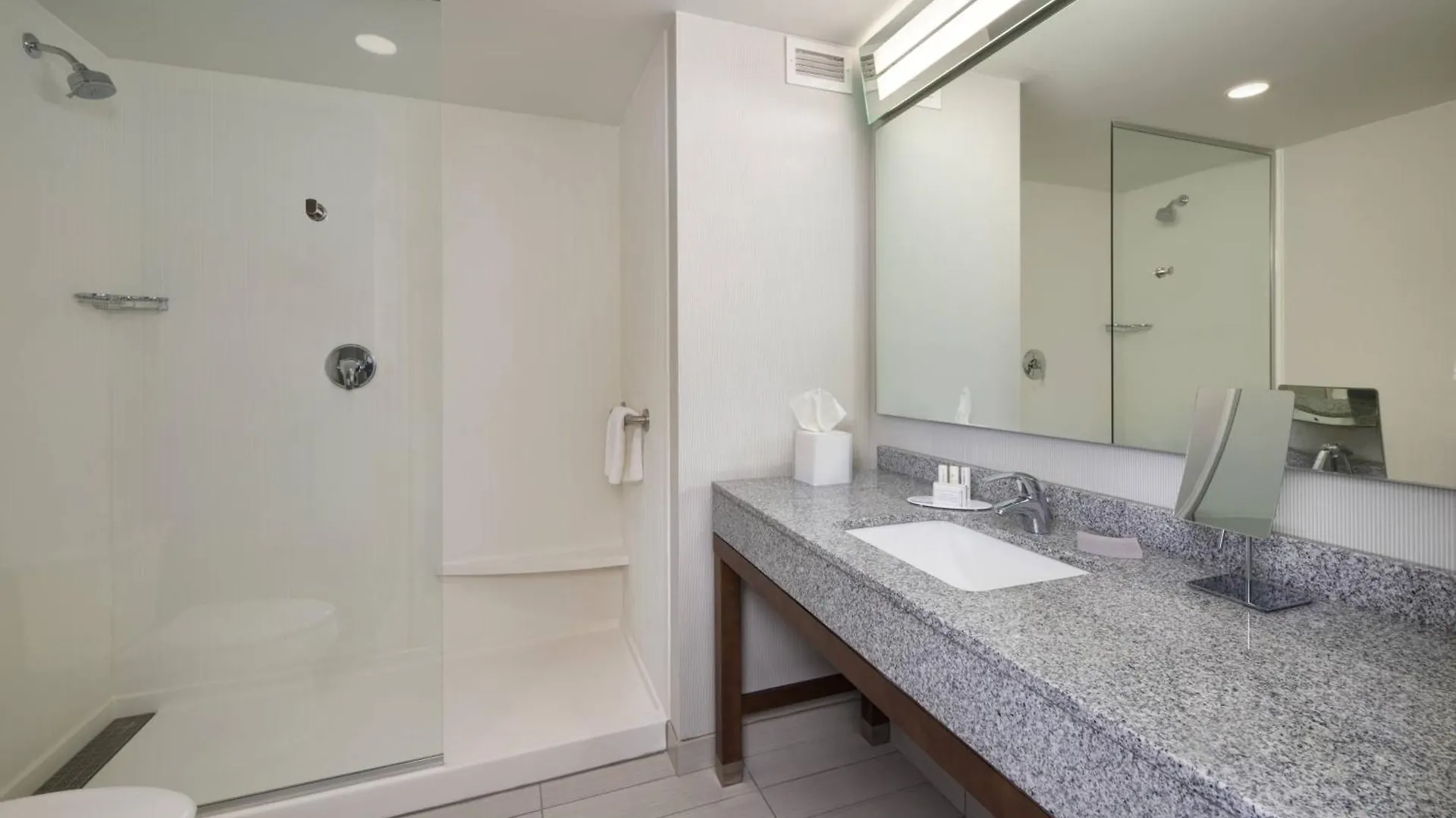 מלון Courtyard By Marriott Richmond Downtown